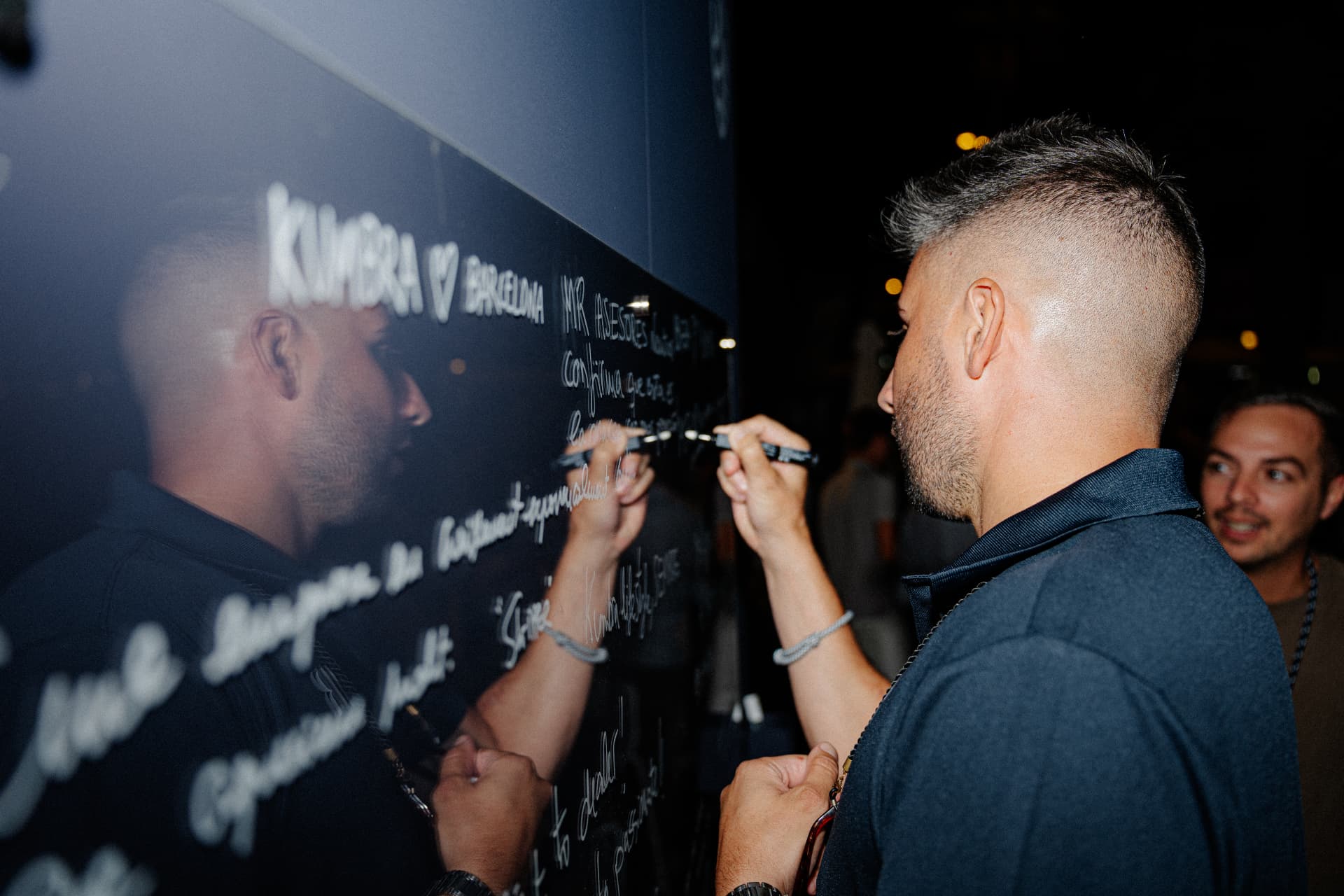 Muro de firmas de la comunidad Kumbra en Barcelona