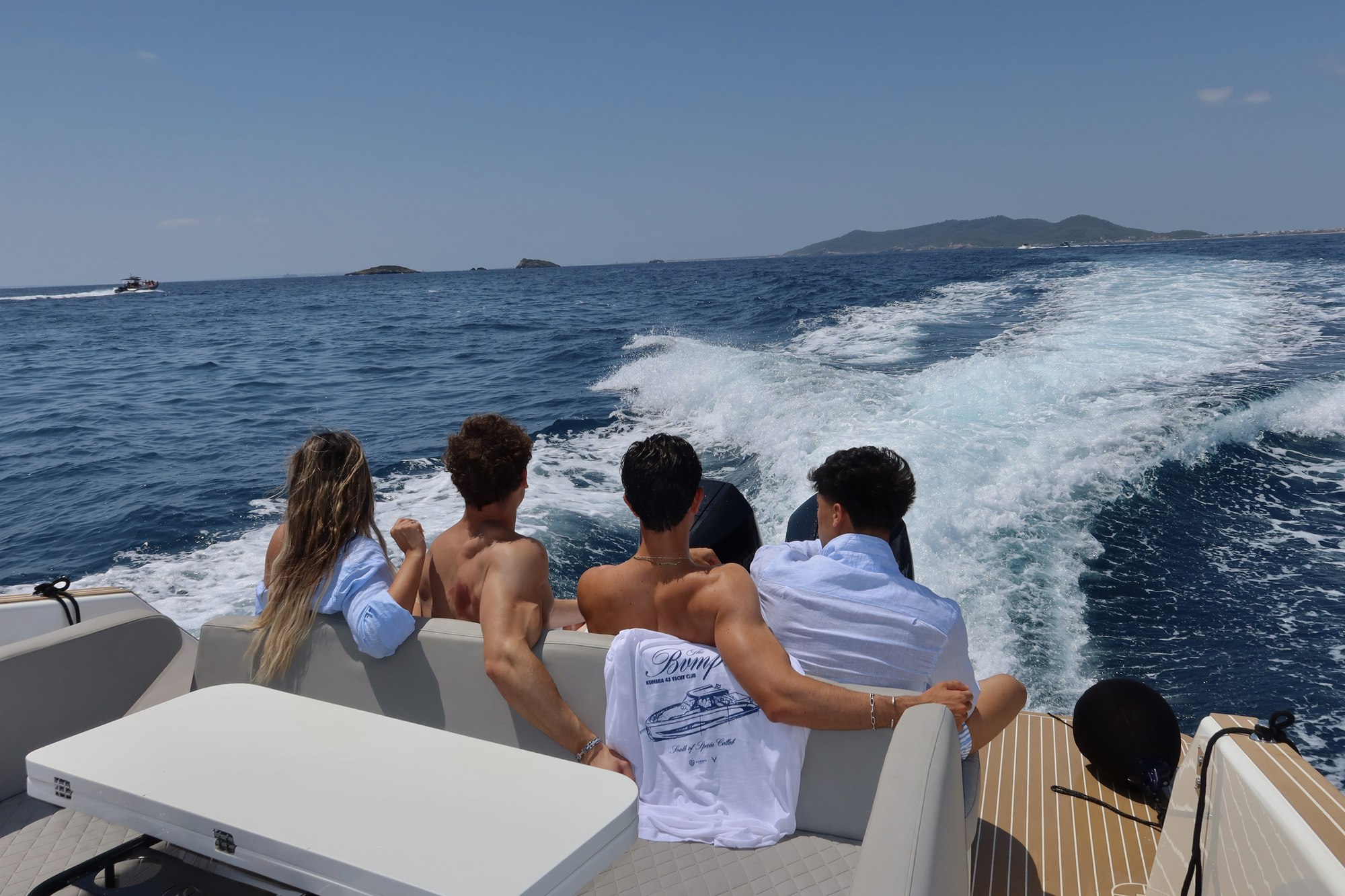 Timeless Basics: la colaboración entre Kumbra Yachts y Bumpers Brand