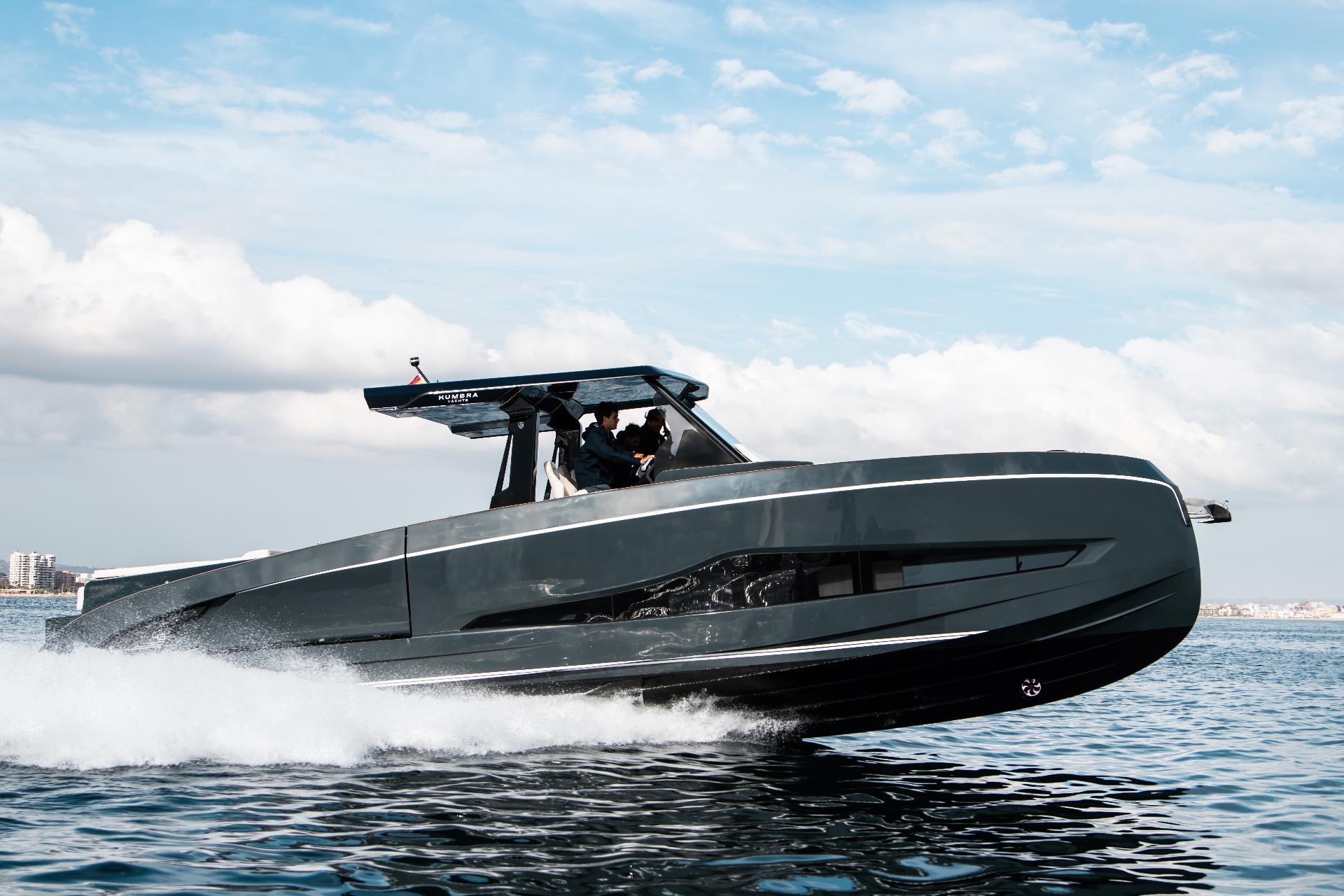 Yate Kumbra 43 navegando en el Mediterráneo - Diseño premium español