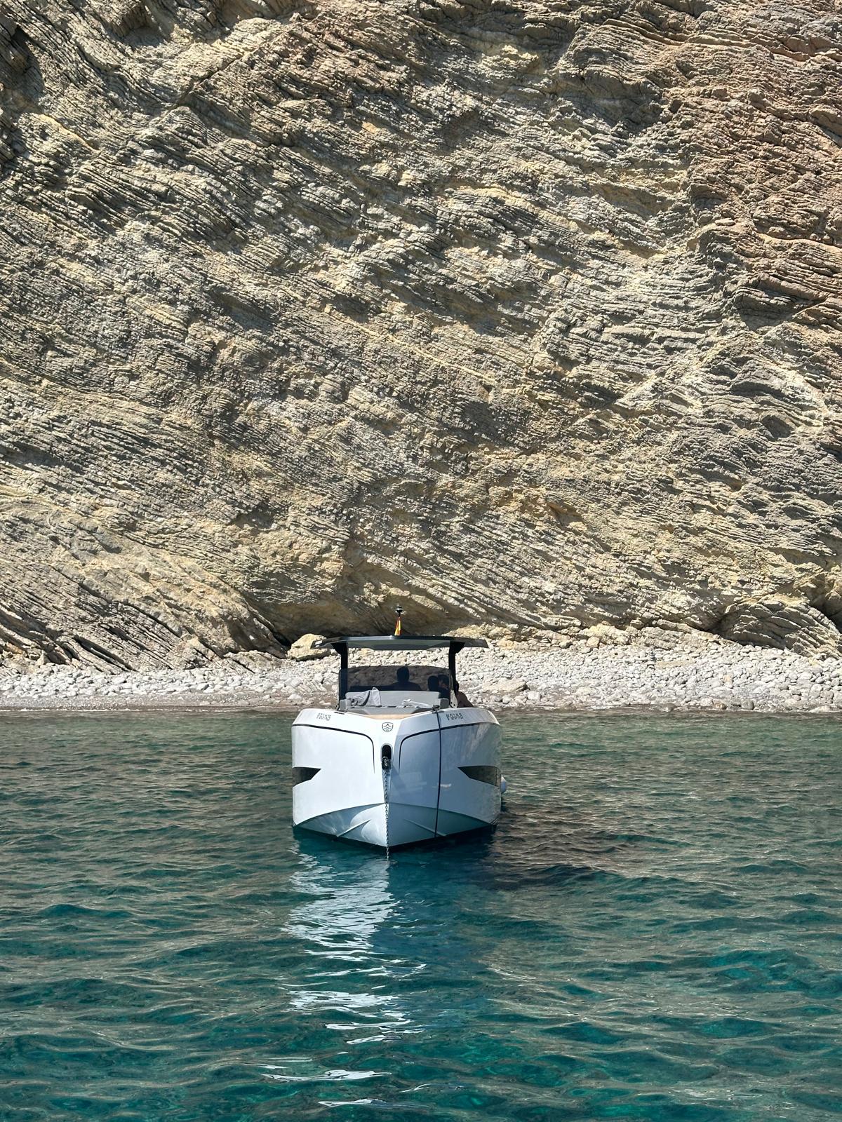 Imposing bow. Design that defies conventions.