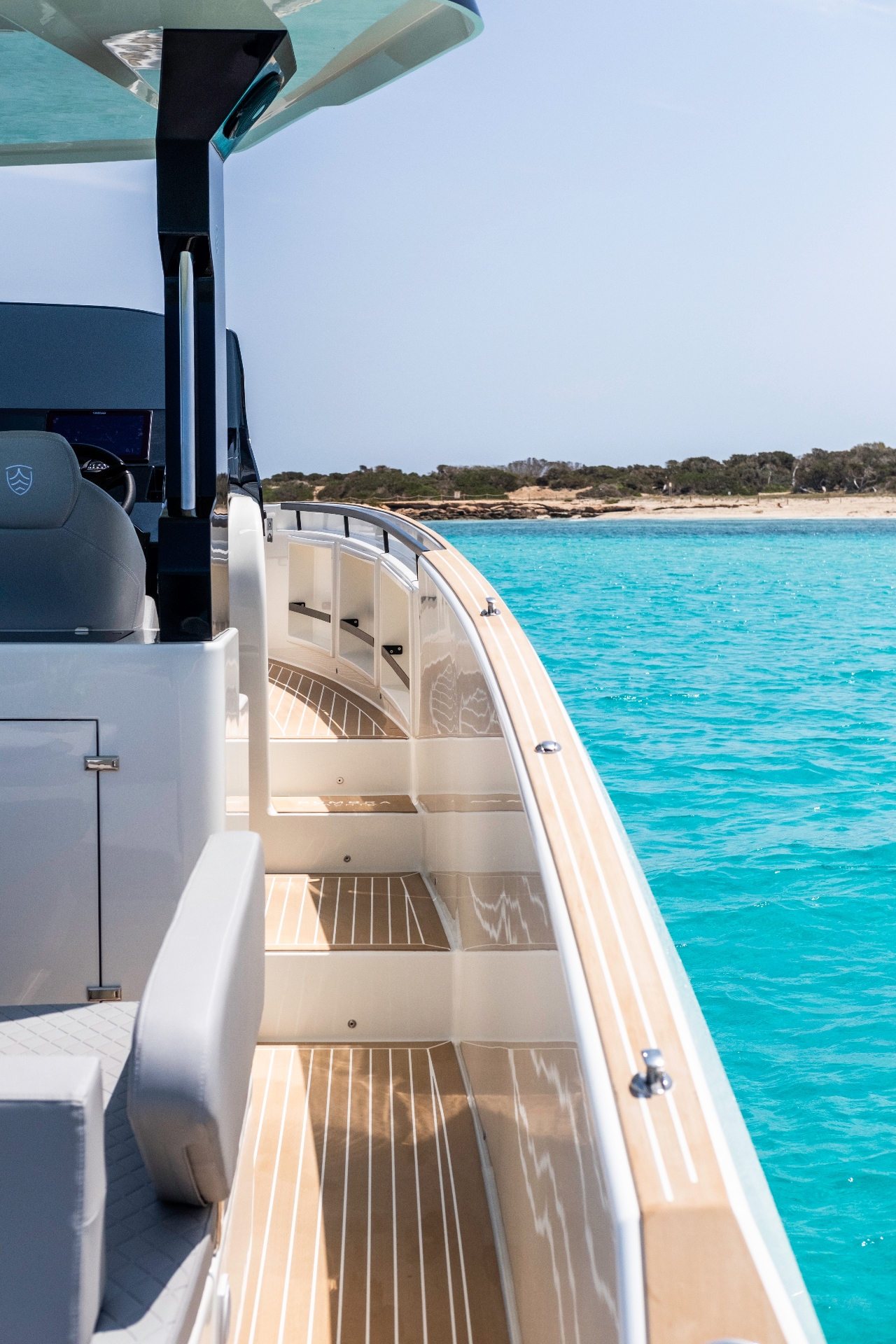 Safe walkaround. Freedom of movement at all times.