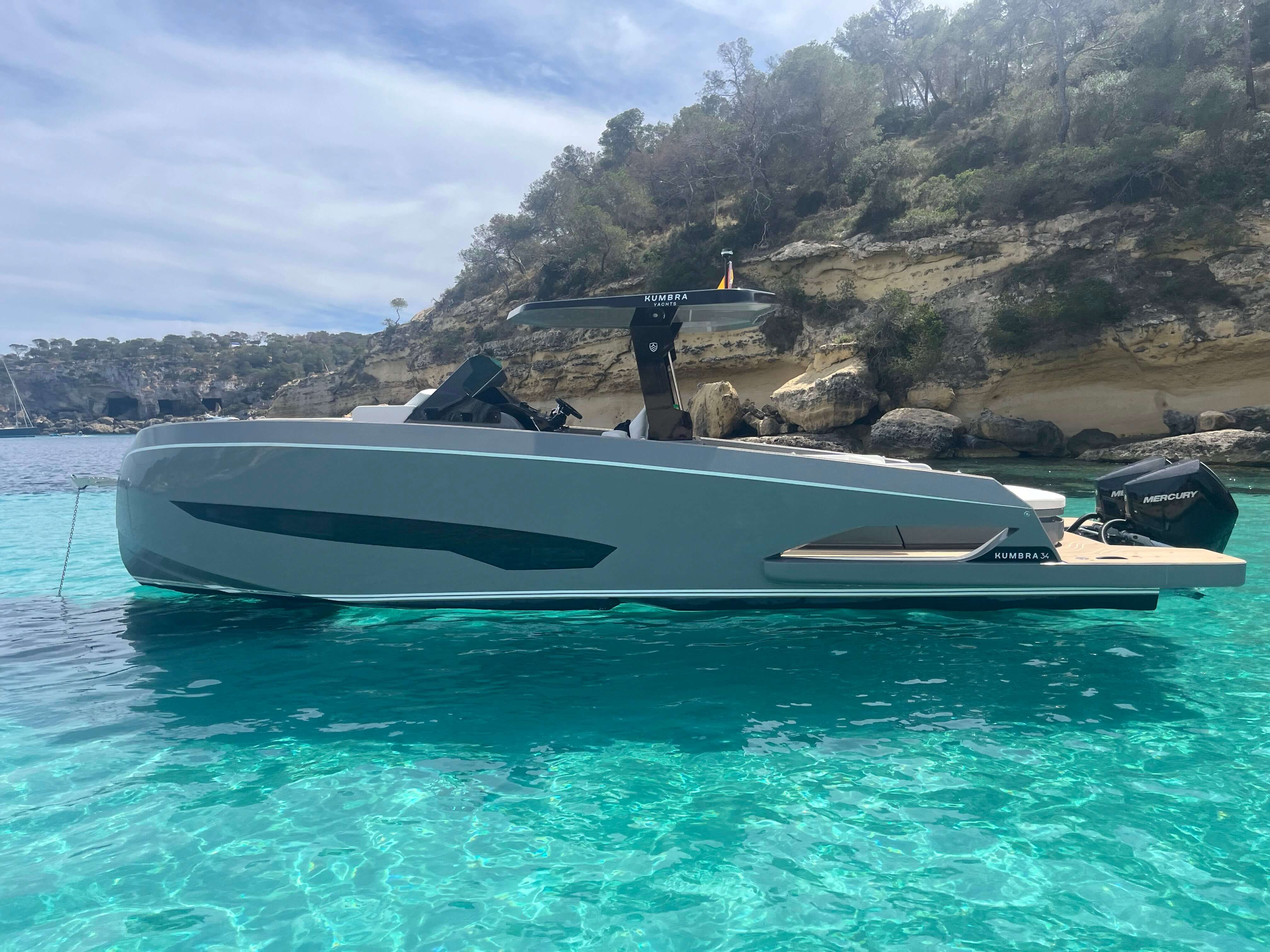 Kumbra 34 - Elegant & Grey White